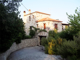 Διώροφη Πέτρινη Κατοικία στο Βουνό