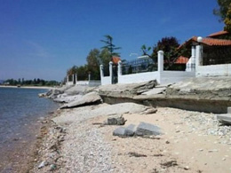 Κατεδαφίστηκαν 20 αυθαίρετες κατασκευές σε παραλίες της Αχαΐας