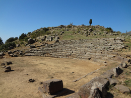 Το αρχαίο θέατρο της Μακύνειας