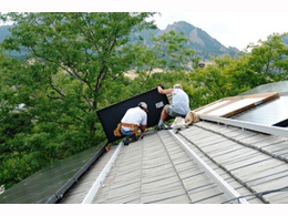 Τα φωτοβολταϊκά στη στέγη καθιστούν ζημιογόνες μονάδες άνθρακα και μονοπώλια ενέργειας